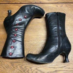 Used Fluevog Bellevue Libby Smith boots. Size 9.